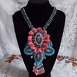 Plastron Naïade plastron Haute-Couture crée avec des cabochons turquoise Hubei et perles en Corail à laquelle s'ajoute des cristaux, gouttes en Verre de bohème, rocailles, dentelle avec fermoirs 
